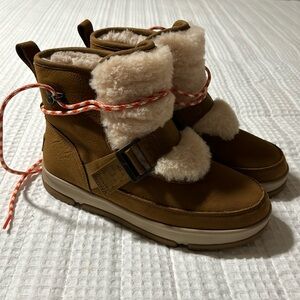 UGG Women's Classic Weather Hiker Boots - Chestnut Leather size 8 (US)